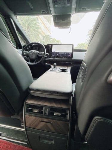 Lexus LM350h ឆ្នាំ2024 7កៅអី ម្ចាស់ដើម ទឹកថ្នាំហ្ស៊ីន1ជុំ