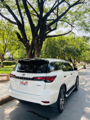 Toyota fortuner ឆ្នាំ​ 2016 ពណ៌​ ស​កាំម៉ៃ​
