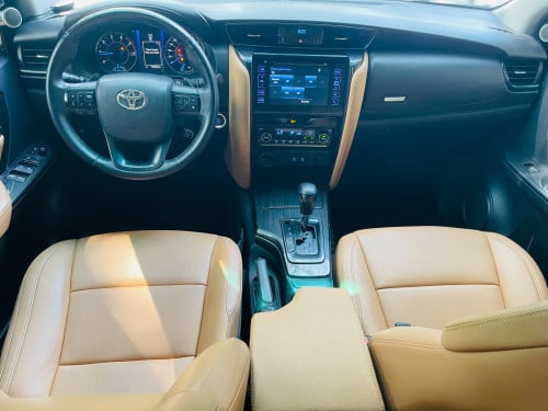 Toyota fortuner ឆ្នាំ​ 2016 ពណ៌​ ស​កាំម៉ៃ​