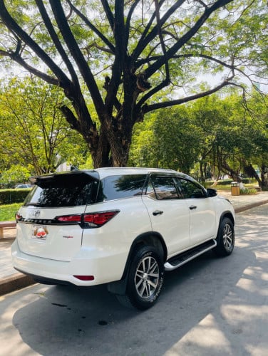 Toyota fortuner ឆ្នាំ​ 2016 ពណ៌​ ស​កាំម៉ៃ​