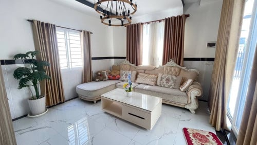ផ្ទះលក់បន្ទាន់នៅជិតទីលានវាយកូនហ្គោល រ៉ូយ៉ាល់ ភ្នំពេញ