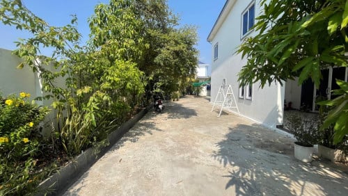 ផ្ទះលក់បន្ទាន់នៅជិតទីលានវាយកូនហ្គោល រ៉ូយ៉ាល់ ភ្នំពេញ