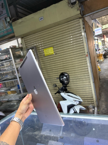iPad 12.9inh 128G Sim WiFi ម៉ាសុីនសានុំស្រុីន