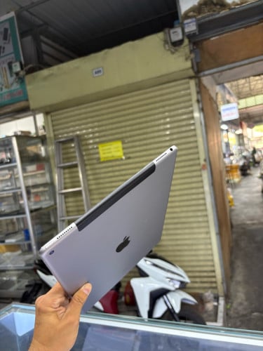 iPad 12.9inh 128G Sim WiFi ម៉ាសុីនសានុំស្រុីន