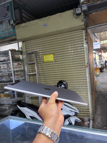iPad 12.9inh 128G Sim WiFi ម៉ាសុីនសានុំស្រុីន