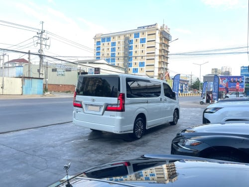 Toyota GRANVIA 2020 Premium Full Options•Specs arab  (diesel 2800cc)