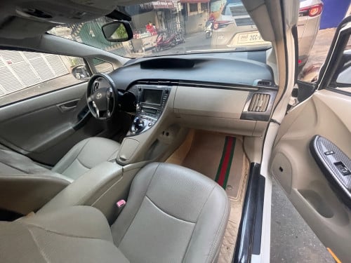 Urgent sale Toyota Prius 2010 option4 sola up 2012