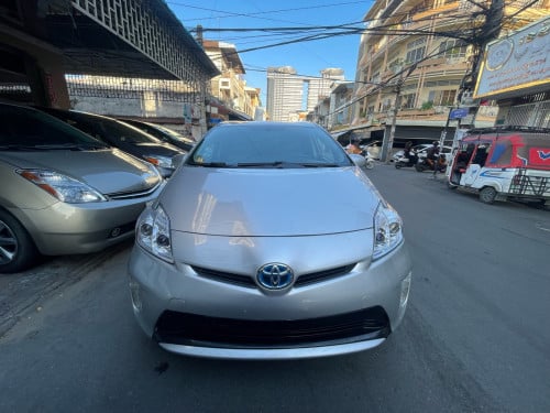 Urgent sale Toyota prius 2012 option2 up android new tax paper