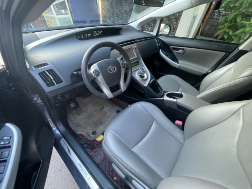 Urgent sale Toyota Prius 2012 option3 new tax paper