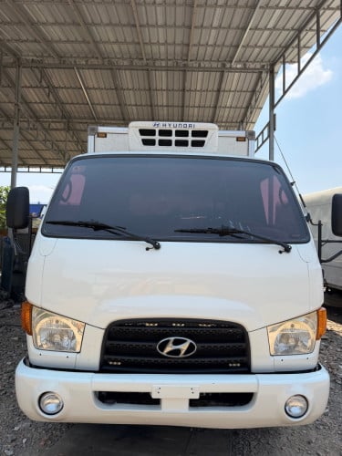 ឡានដឹកទំនិញ 2,5 t ទូ ក្លាសេ