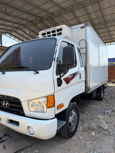 ឡានដឹកទំនិញ 2,5 t ទូ ក្លាសេ
