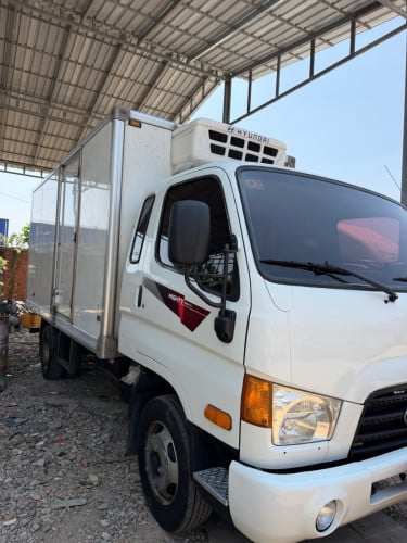 ឡានដឹកទំនិញ 2,5 t ទូ ក្លាសេ
