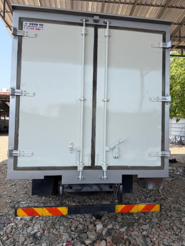 ឡានដឹកទំនិញ 2,5 t ទូ ក្លាសេ