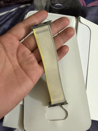 លក់ខ្សែនាឡិកា Apple Watch Trail Loop ពណ៌លឿង (Yellow/Beige) ស៊ីន នៅថ្មី 90%