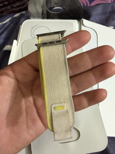 លក់ខ្សែនាឡិកា Apple Watch Trail Loop ពណ៌លឿង (Yellow/Beige) ស៊ីន នៅថ្មី 90%