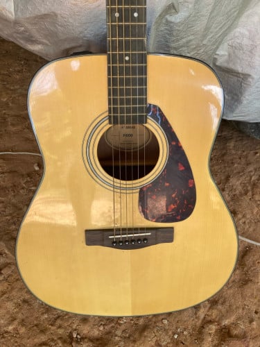 Guitar Yamaha F600