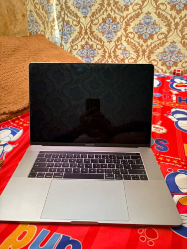 MacBook Pro 2017 touch bar 256g core i7 15nich 98%