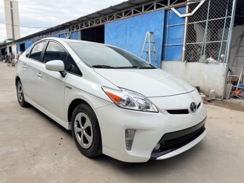 Toyota Prius 2015 Option 2 ឃ្មុំហ្ស៊ីន ឡានស្អាតទឹកថ្នាំ៩៧%ហ្ស៊ីន