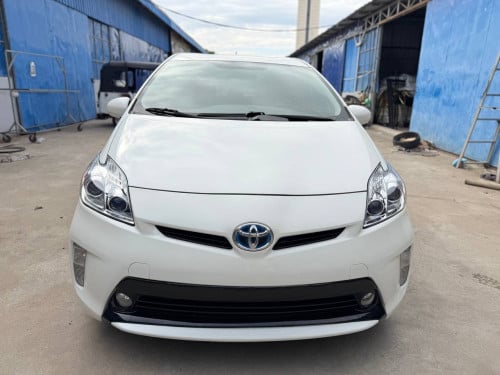 Toyota Prius 2015 Option 2 ឃ្មុំហ្ស៊ីន ឡានស្អាតទឹកថ្នាំ៩៧%ហ្ស៊ីន