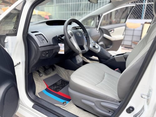Toyota Prius 2015 Option 2 ឃ្មុំហ្ស៊ីន ឡានស្អាតទឹកថ្នាំ៩៧%ហ្ស៊ីន
