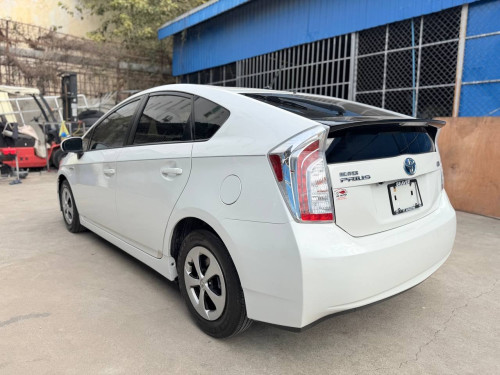 Toyota Prius 2015 Option 2 ឃ្មុំហ្ស៊ីន ឡានស្អាតទឹកថ្នាំ៩៧%ហ្ស៊ីន