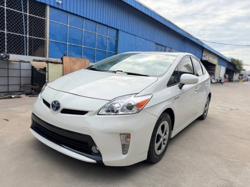 Toyota Prius 2015 Option 2 ឃ្មុំហ្ស៊ីន ឡានស្អាតទឹកថ្នាំ៩៧%ហ្ស៊ីន