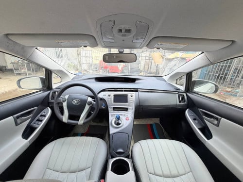 Toyota Prius 2015 Option 2 ឃ្មុំហ្ស៊ីន ឡានស្អាតទឹកថ្នាំ៩៧%ហ្ស៊ីន