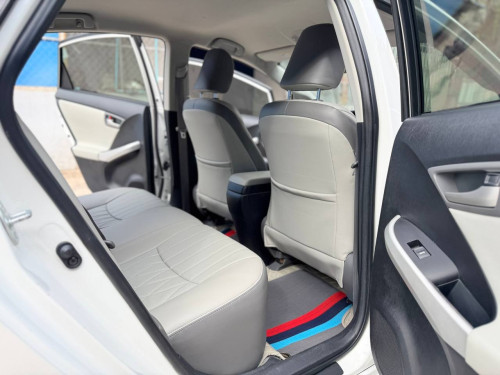 Toyota Prius 2015 Option 2 ឃ្មុំហ្ស៊ីន ឡានស្អាតទឹកថ្នាំ៩៧%ហ្ស៊ីន