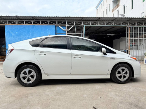 Toyota Prius 2015 Option 2 ឃ្មុំហ្ស៊ីន ឡានស្អាតទឹកថ្នាំ៩៧%ហ្ស៊ីន