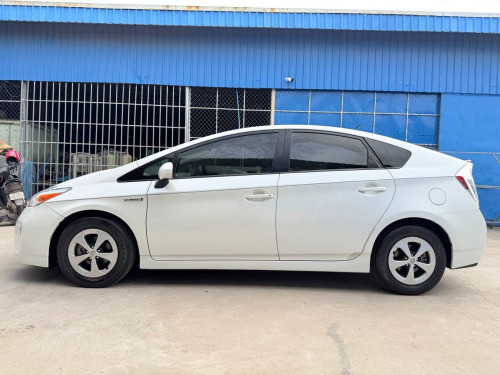 Toyota Prius 2015 Option 2 ឃ្មុំហ្ស៊ីន ឡានស្អាតទឹកថ្នាំ៩៧%ហ្ស៊ីន