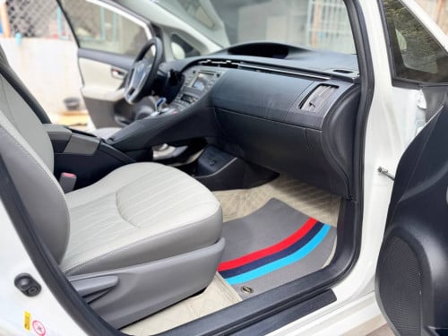 Toyota Prius 2015 Option 2 ឃ្មុំហ្ស៊ីន ឡានស្អាតទឹកថ្នាំ៩៧%ហ្ស៊ីន