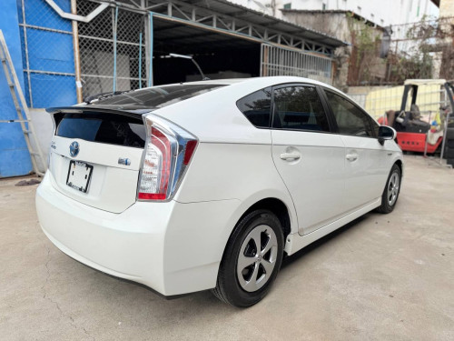 Toyota Prius 2015 Option 2 ឃ្មុំហ្ស៊ីន ឡានស្អាតទឹកថ្នាំ៩៧%ហ្ស៊ីន