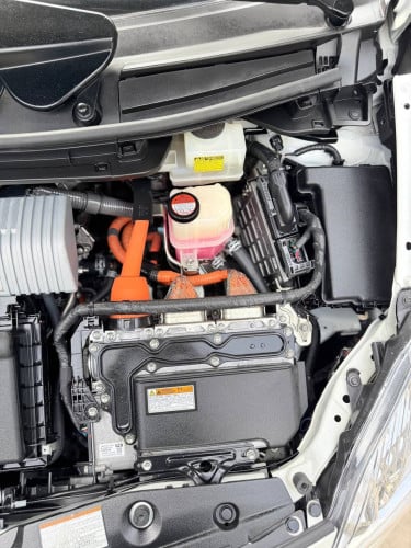 Toyota Prius 2015 Option 2 ឃ្មុំហ្ស៊ីន ឡានស្អាតទឹកថ្នាំ៩៧%ហ្ស៊ីន