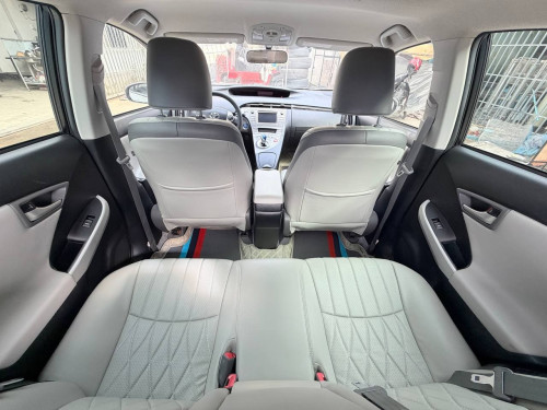 Toyota Prius 2015 Option 2 ឃ្មុំហ្ស៊ីន ឡានស្អាតទឹកថ្នាំ៩៧%ហ្ស៊ីន