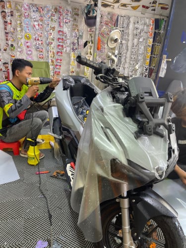 បិតហ្វីមសាទីន​ 𝗠𝗮𝘁𝘁𝗲 𝗦𝗮𝘁𝗶𝗻 លើម៉ូតូធ្វើអោយម៉ូតូមានសភាពស្អាតហើយជួយកាពារទឹកថ្នាំបានល្អ។