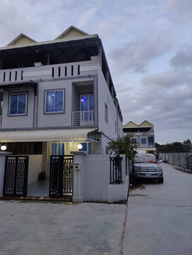 ផ្ទះកែងសម្រាប់លក់នៅ ក្រោយផ្សារសន្ដិភាព២