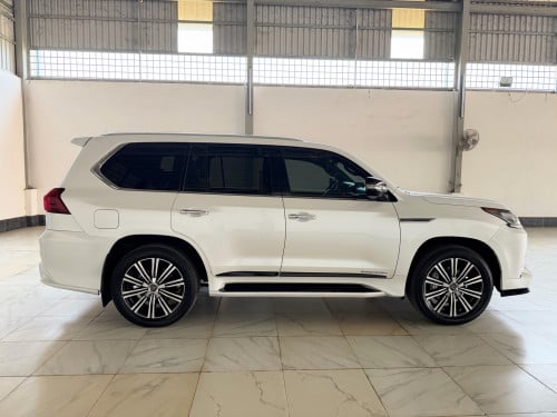 Lexus LX570 2019