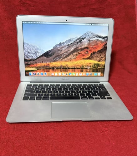 MacBook Air (2017), Excellent Condition: Lady Owner
