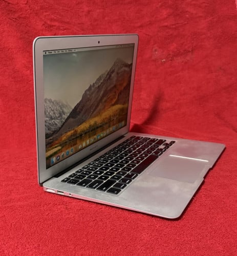 MacBook Air (2017), Excellent Condition: Lady Owner