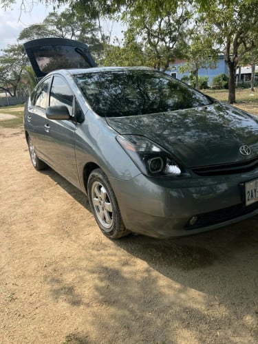 Toyota Prius 05 full ឡានស្លាកលេខម្ចាស់ដេីម