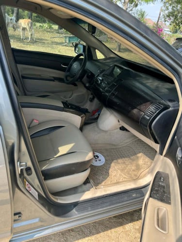Toyota Prius 05 full ឡានស្លាកលេខម្ចាស់ដេីម