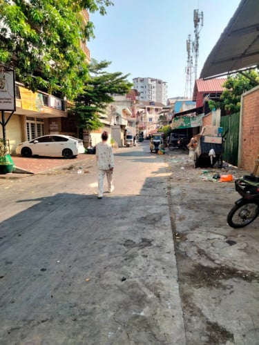 ដីលក់នៅមុខផ្សារហេងលី ទំហំ៥គុណនិង៨ម៉ែត្រ