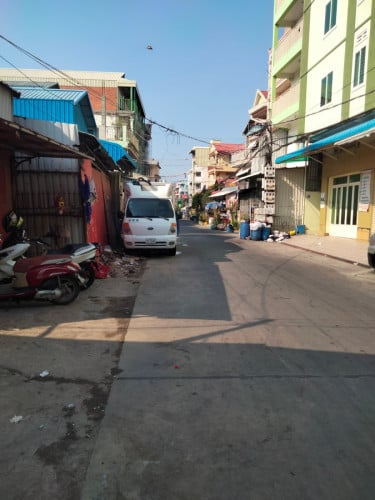 ដីលក់នៅមុខផ្សារហេងលី ទំហំ៥គុណនិង៨ម៉ែត្រ