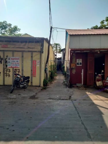 ដីលក់នៅមុខផ្សារហេងលី ទំហំ៥គុណនិង៨ម៉ែត្រ