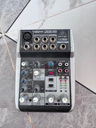 Bheringer 5 channel mixer
