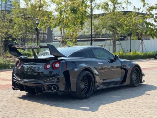 Nissan GTR Liberty walk bodykit