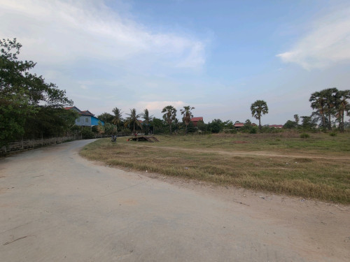 ដីផ្លូវ៣ លក់បន្ទាន់