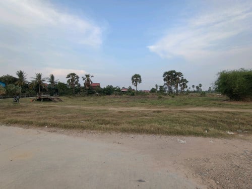 ដីផ្លូវ៣ លក់បន្ទាន់