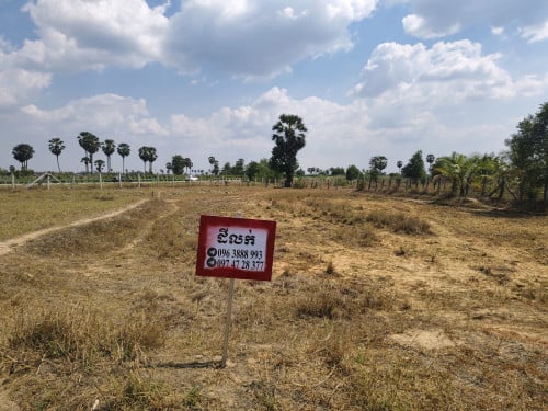 ដីនៅកំពង់ស្ពឺ លក់ 35000$ នៅជាប់ផ្លូវល្បឿនលឿន គីឡូ៥៥