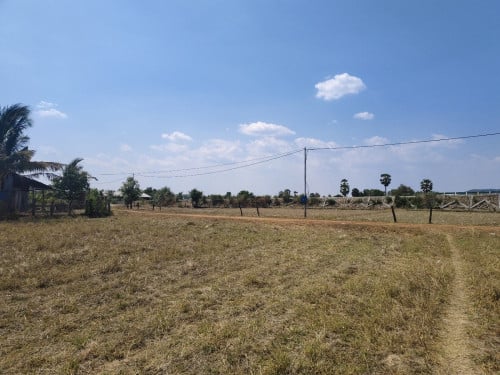ដីនៅកំពង់ស្ពឺ លក់ 35000$ នៅជាប់ផ្លូវល្បឿនលឿន គីឡូ៥៥